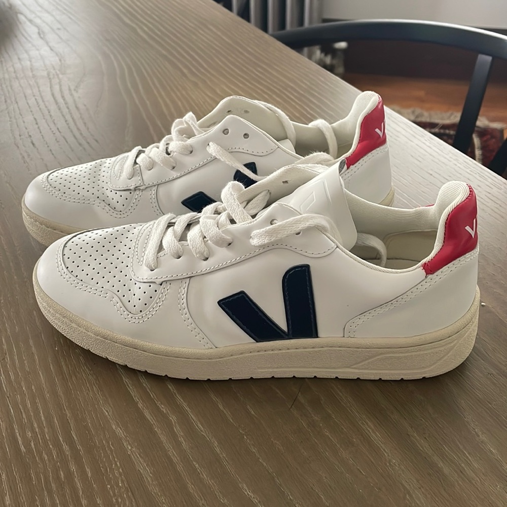 Veja V-10 Leather Women’s Sneaker. Excellent condition. White leather. Size 6.